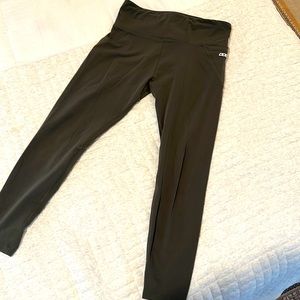 Lorna Jane 25in leggings in dark olive green